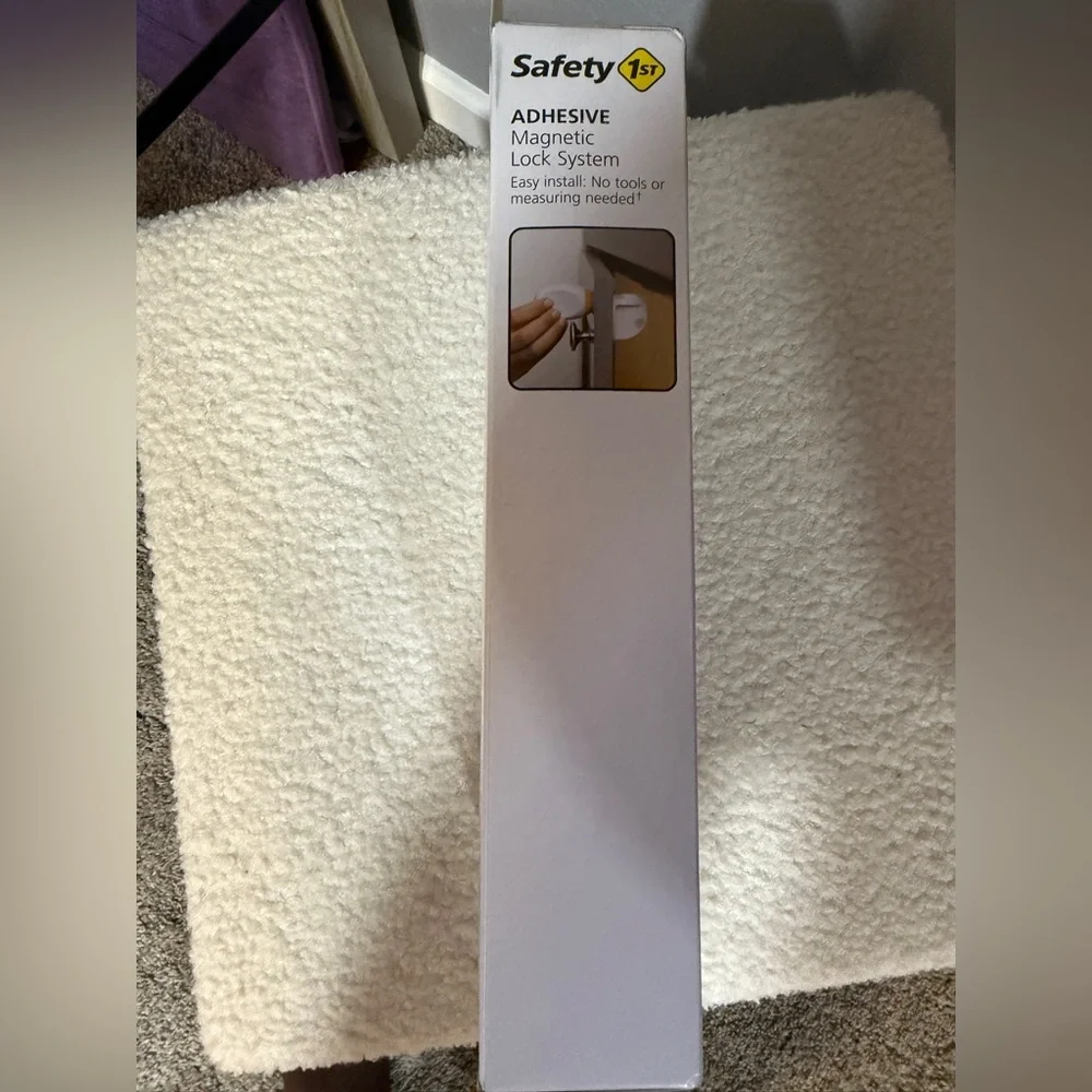 NWT-In Box Safety 1st Adhesive Magnetic Lock System, 8 Locks And 2 Keys - Picture 3 of 3